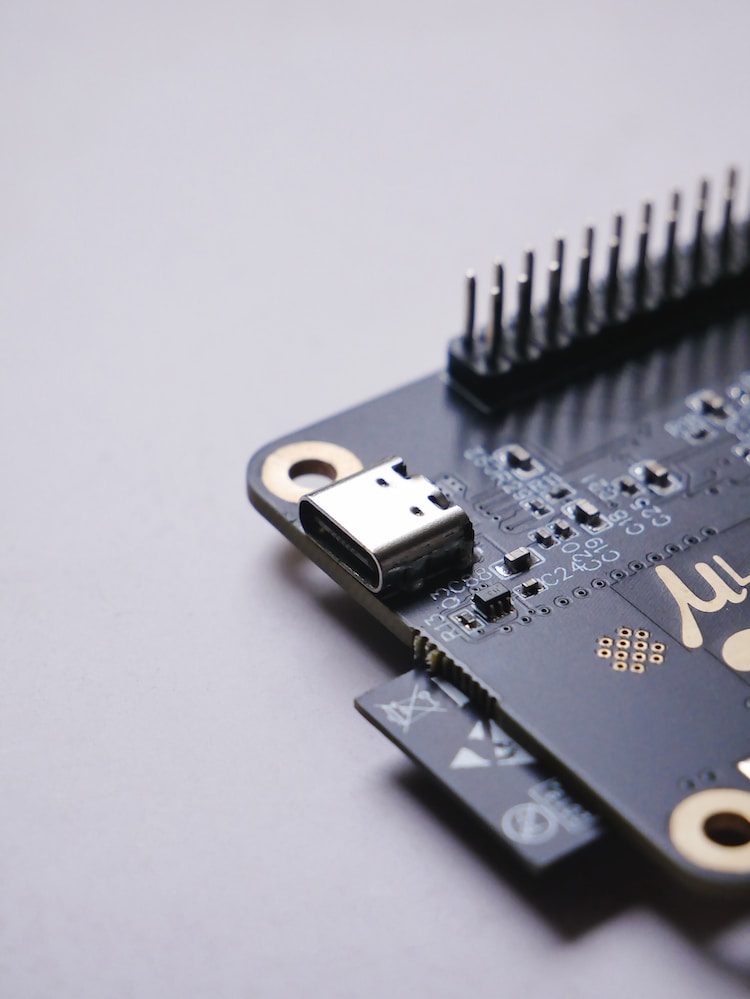AH8650 输出 12V 配合 LDO 生成 5V，一种低噪声的两级电源方案